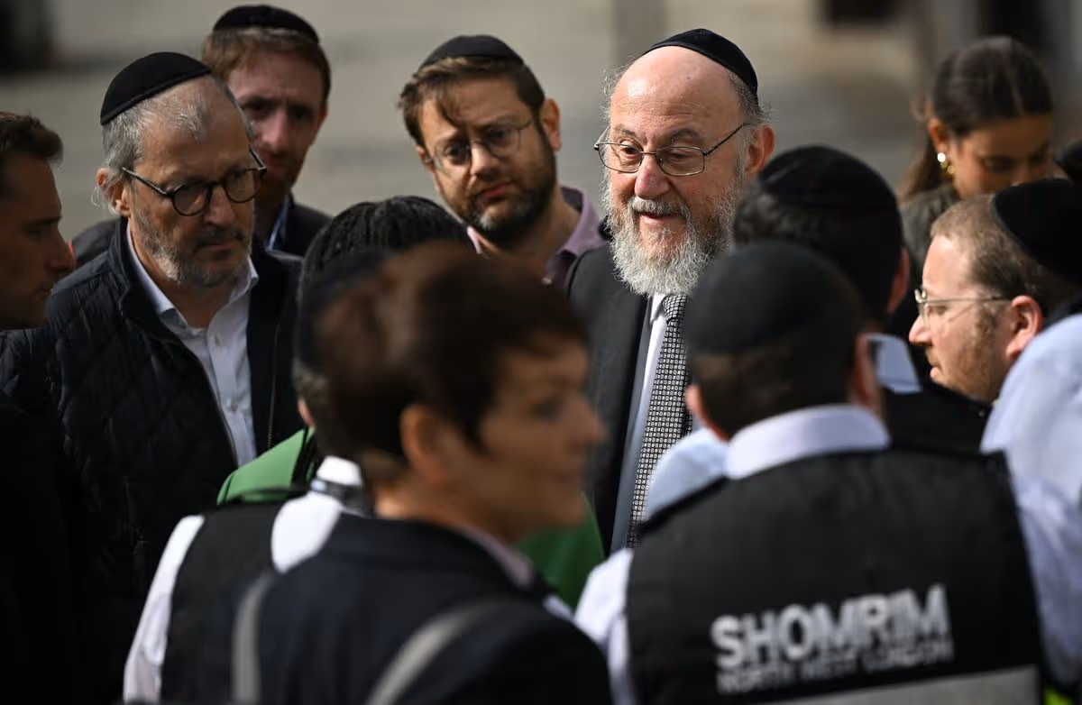 Chief Rabbi Ephraim Mirvis (C) talking with Conservative Party leader Kemi Badenoch