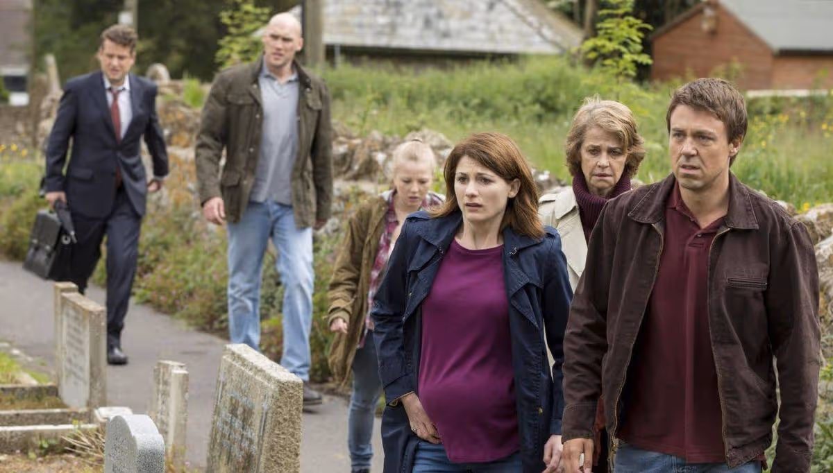 Broadchurch cast in church graveyard