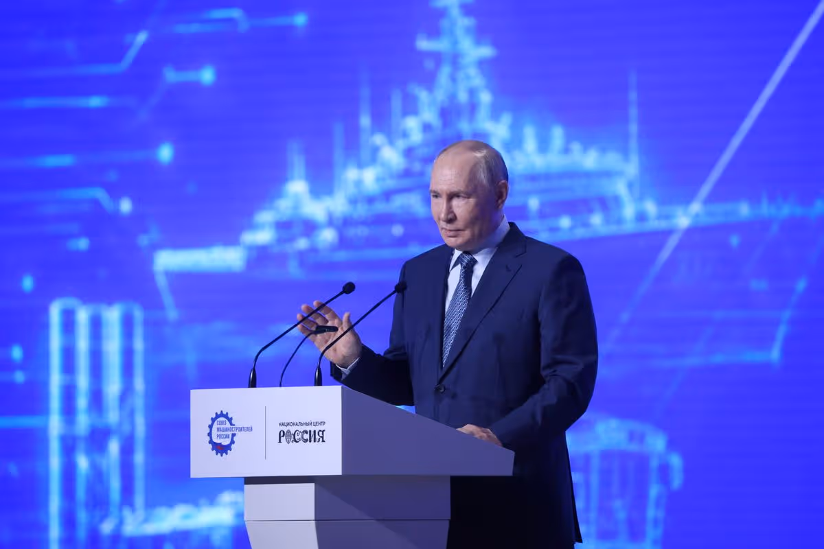 Putin grows close to Iran in 'hybrid' war bid