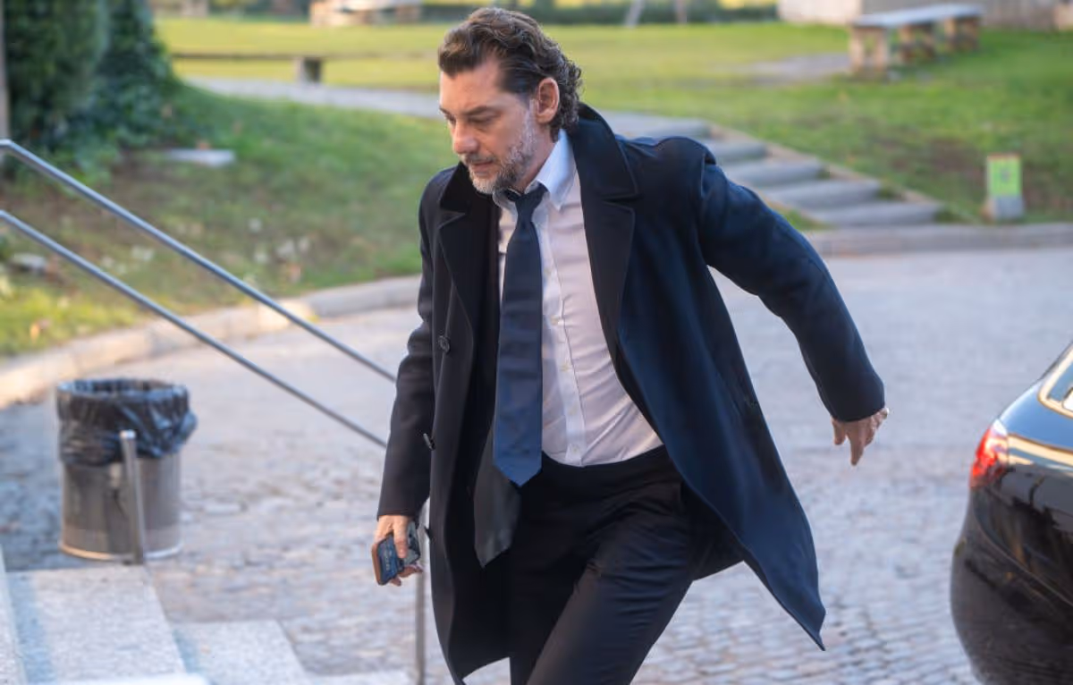 Jonathan Andic walking up steps