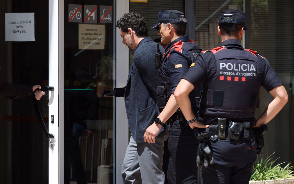Jonathan Andic being led into court