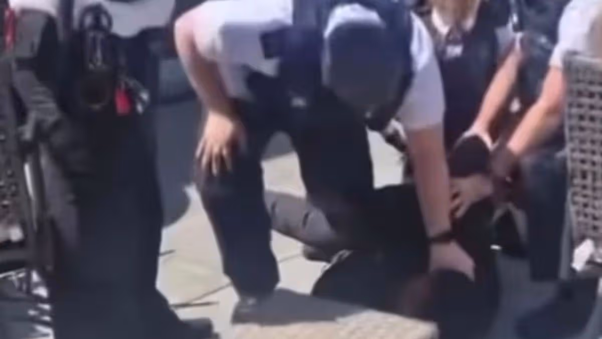 1779313192_0_as-Merseyside-Police-officers-pin-suspect-during-arrest_0316JPG.jpg