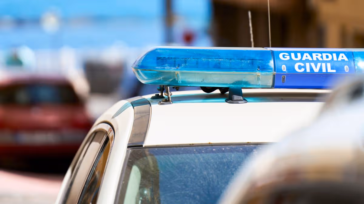 1779359752_1_Guardia-Civil-patrol-car-blue-lights-by-the-sea.jpg
