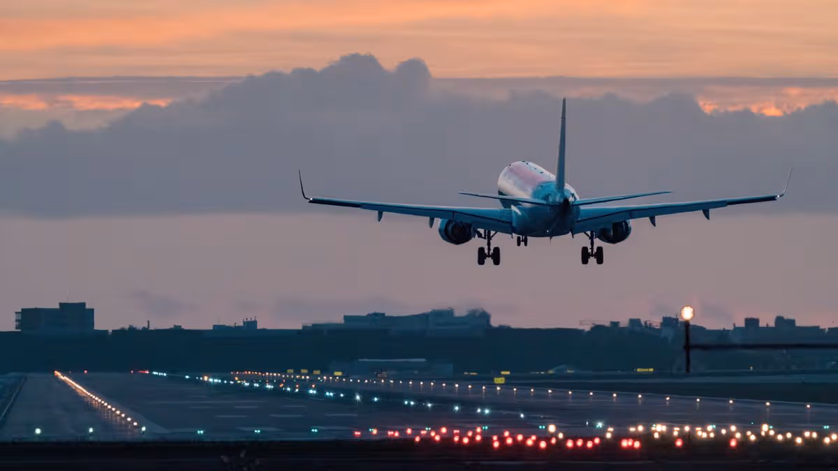 0_Airplane-landing-at-an-airport.jpg
