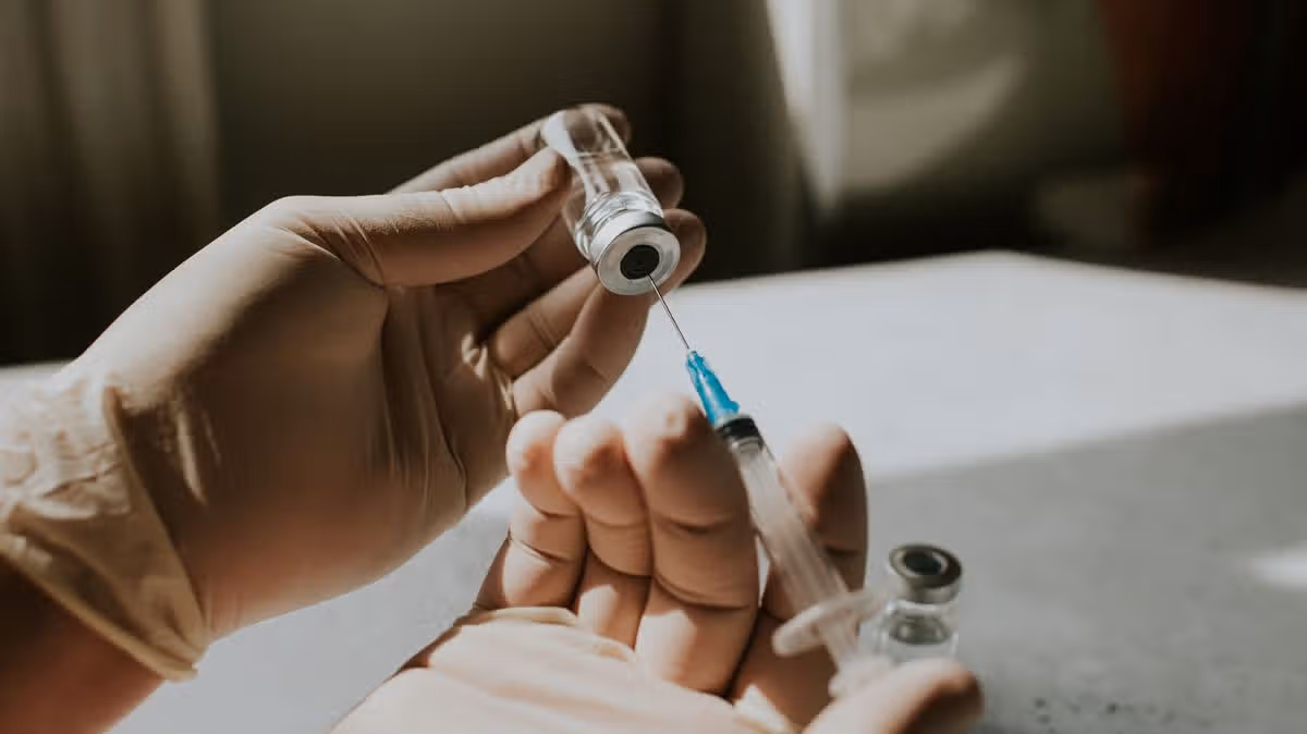 0_Gloved-hand-holds-a-syringe-and-a-phial-Conceptual-medical-image-with-space-for-copy.jpg