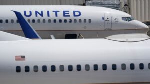1776657138_2_Earns-United-Airlines-22188741518956.jpg