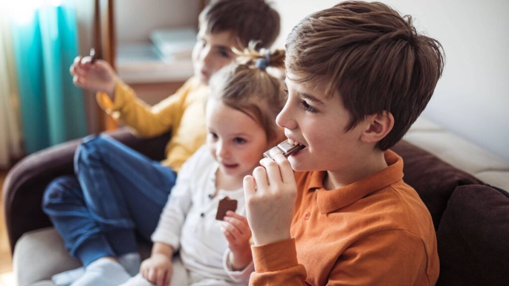 1776908911_0_Children-eat-chocolate.jpg